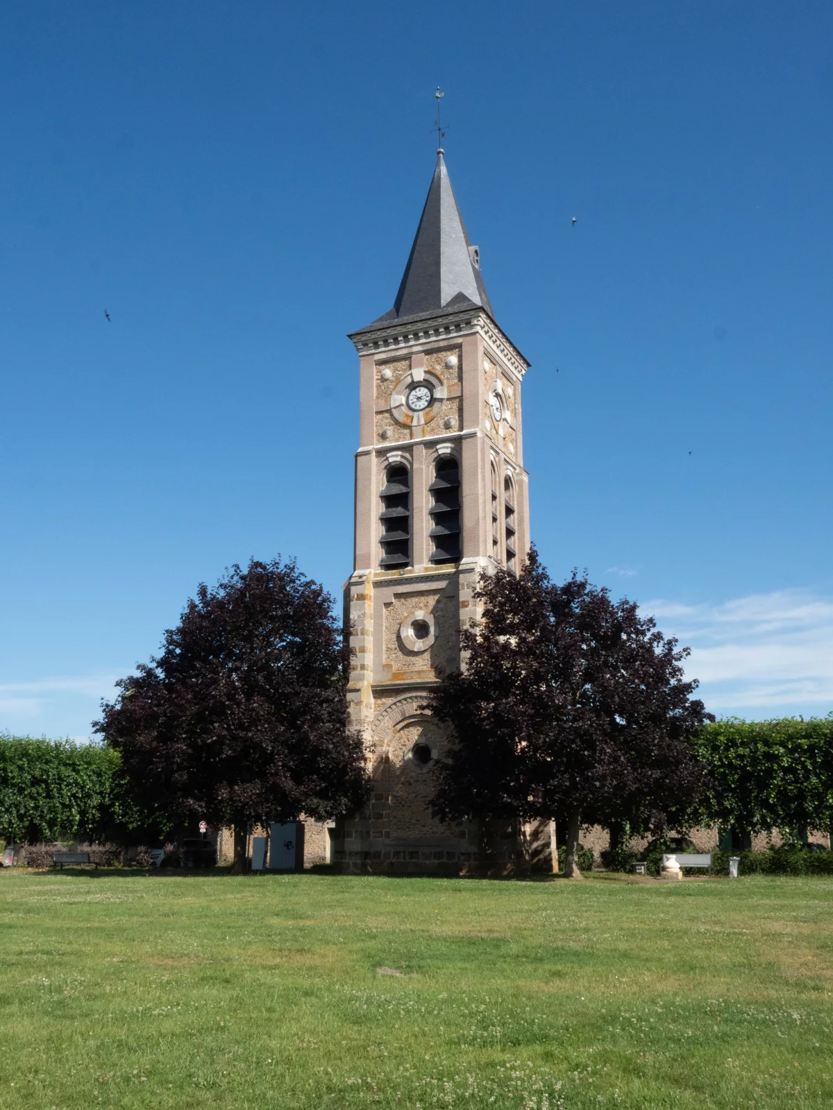 Clocher et parc de Grisy-Suisnes