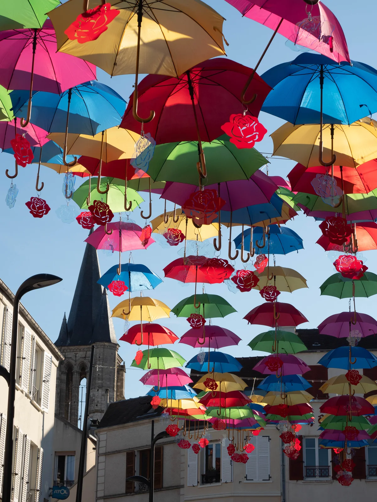 Installation de parapluies colorés en Brie